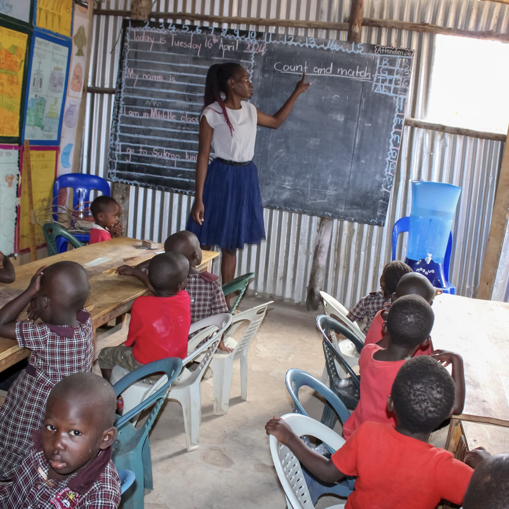 schulkind Schuluniform Uganda 
